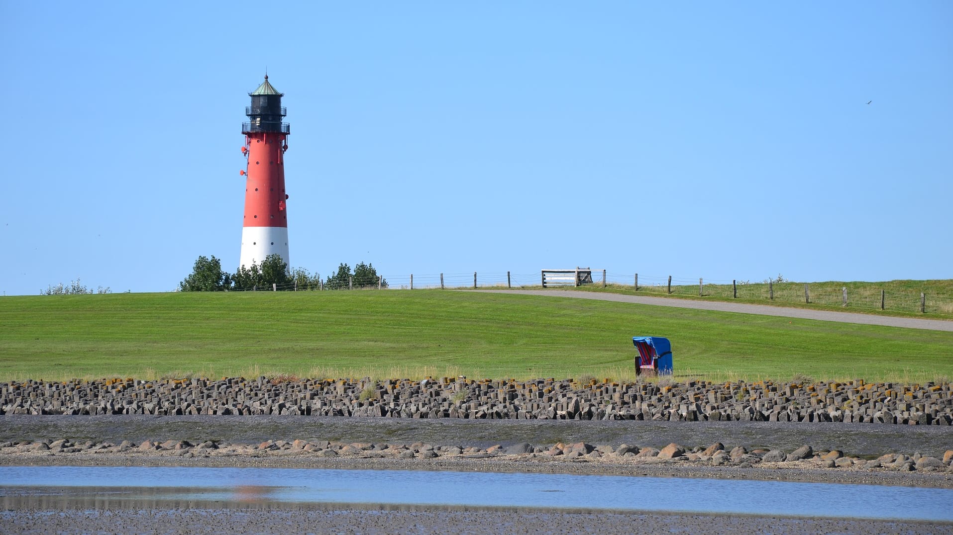 Pellworm: Der Leuchtturm mit seinen 140 Stufen bietet einen tollen Ausblick auf die Insel.