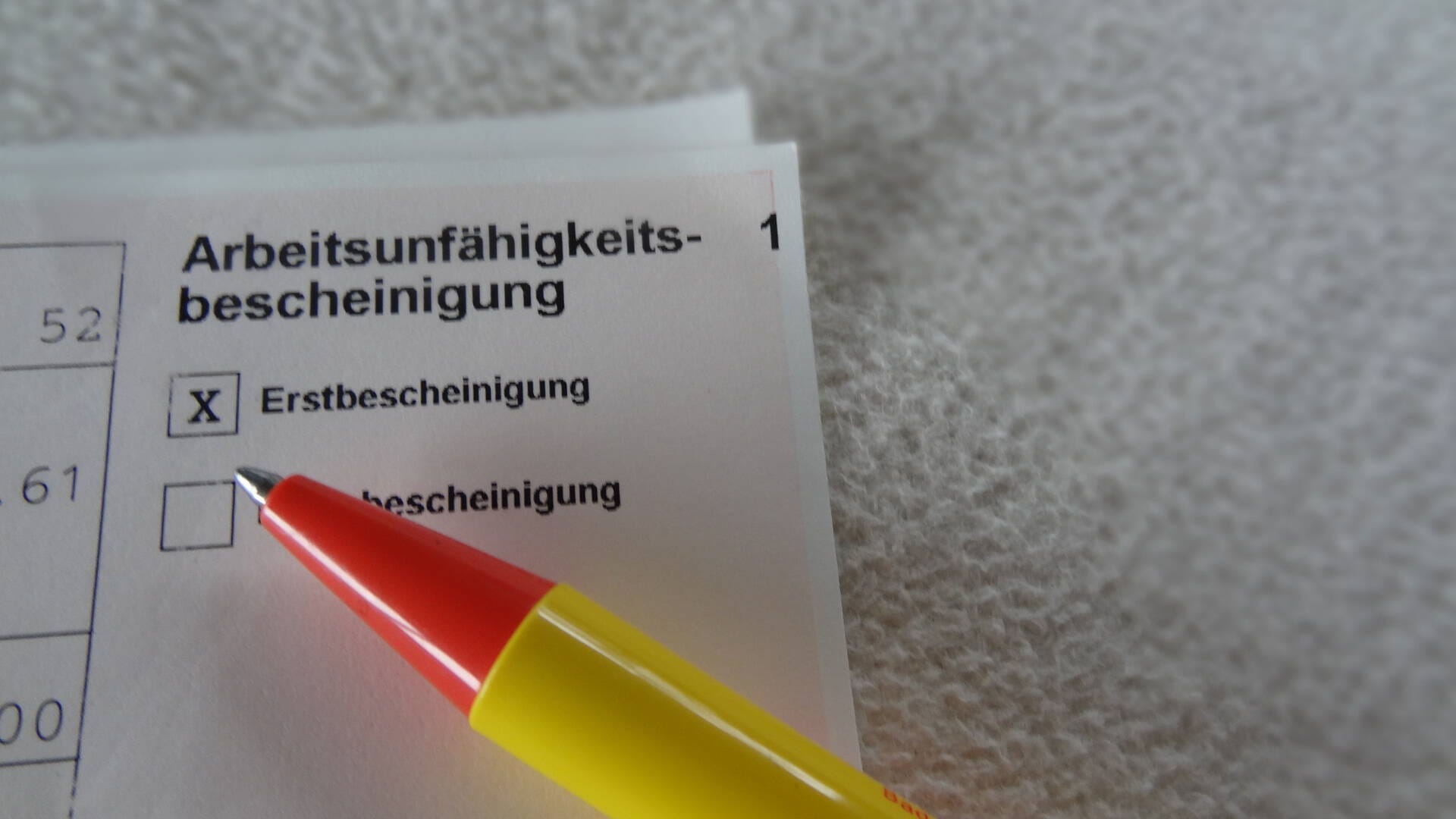Arbeitsunfähigkeitsbescheinigung: Künftig sollen Krankschreibungen unter bestimmten Bedingungen auch per Videochat möglich sein. Arbeitsunfähigkeitsbescheinigung: Künftig sollen Krankschreibungen unter bestimmten Bedingungen auch per Videochat möglich sein.