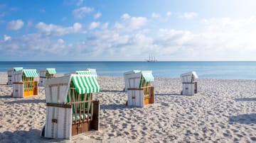 Boltenhagen: Der Strand war schon zu DDR-Zeiten einer der beliebtesten. (Quelle: Shutterstock/weg.de) Boltenhagen: Der Strand war schon zu DDR-Zeiten einer der beliebtesten.