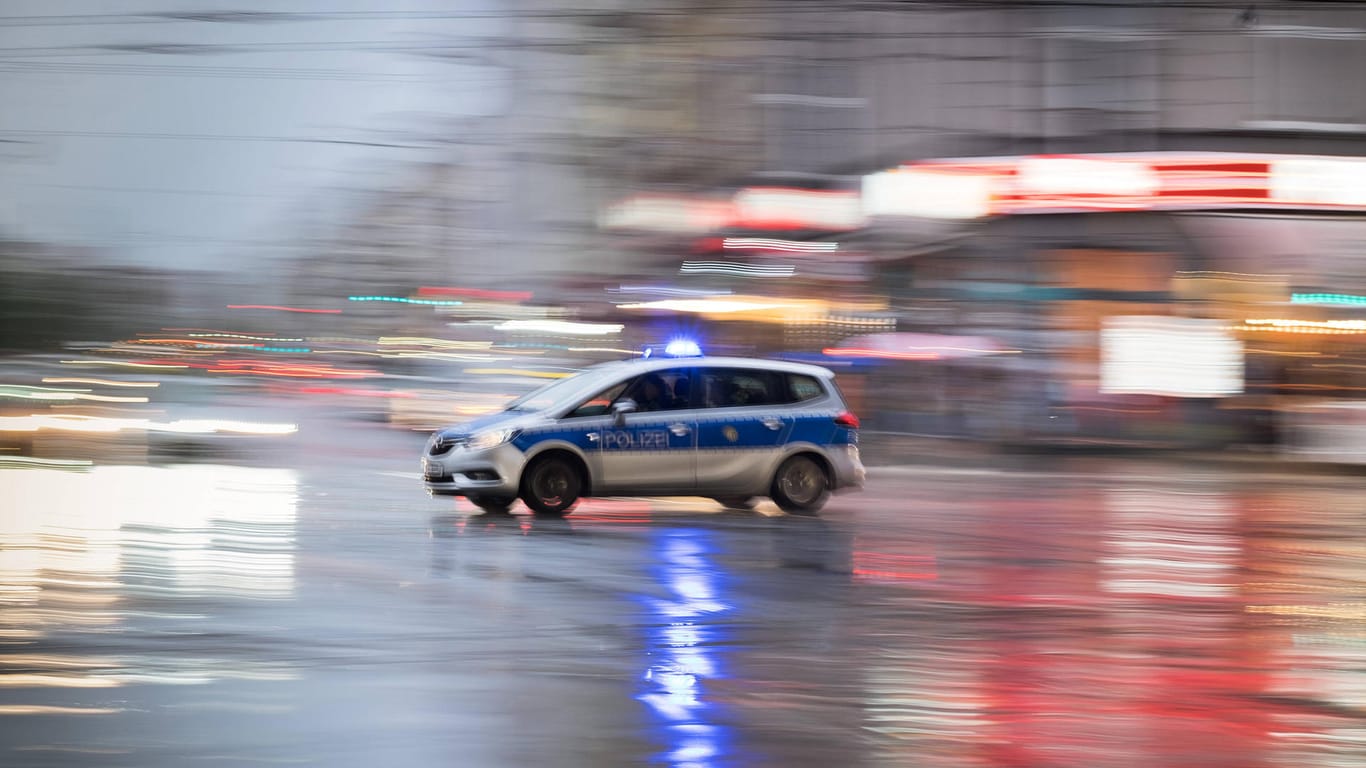 Streifenwagen der Berliner Polizei fährt mit Blaulicht: Ein Autofahrer ist vor einer Verkehrskontrolle geflüchtet.