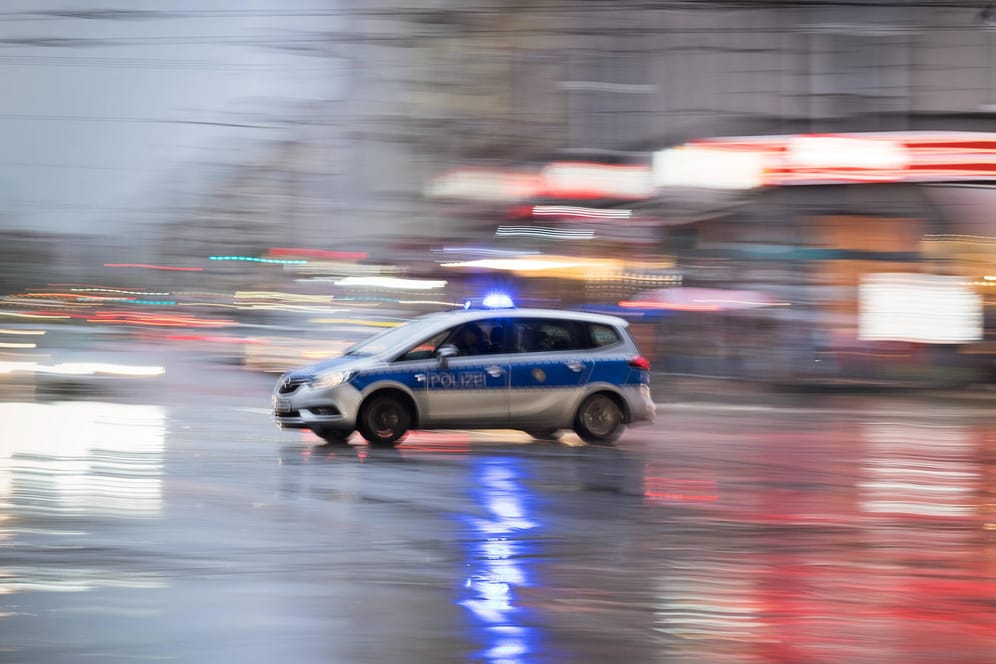 Streifenwagen der Berliner Polizei fährt mit Blaulicht: Ein Autofahrer ist vor einer Verkehrskontrolle geflüchtet.