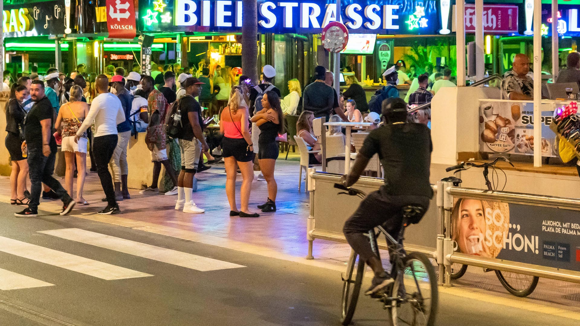 Die sogenannte "Bierstraße" in Palma de Mallorca: Nachdem am vergangenen Wochenende Party-Touristen am Ballermann ohne Rücksicht auf die örtlichen Corona-Regeln feierten, hat die örtliche Regierung die Partymeile jetzt für zwei Monate dicht gemacht.