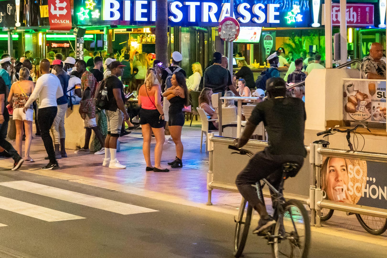 Die sogenannte "Bierstraße" in Palma de Mallorca: Nachdem am vergangenen Wochenende Party-Touristen am Ballermann ohne Rücksicht auf die örtlichen Corona-Regeln feierten, hat die örtliche Regierung die Partymeile jetzt für zwei Monate dicht gemacht.