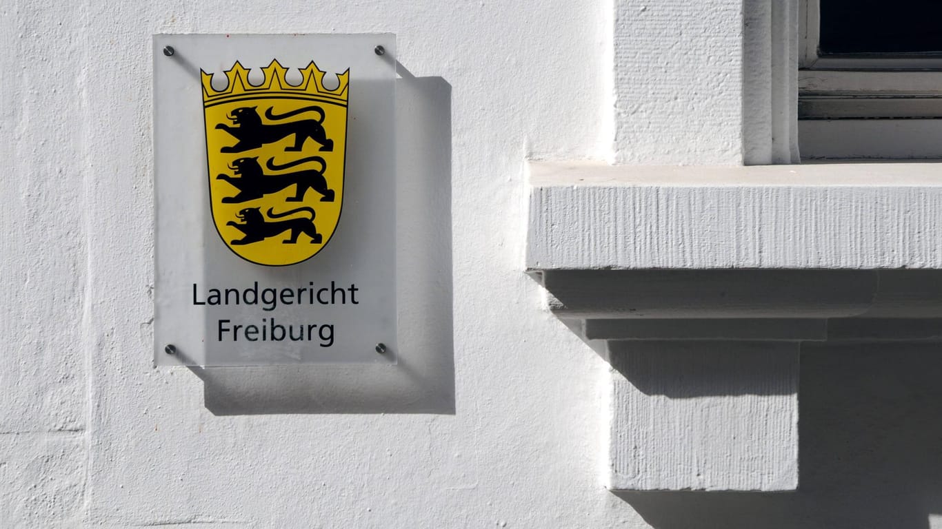 Am Landgericht Freiburg wird aktuell die mutmaßliche Gruppenvergewaltigung einer 18-Jährigen im Jahr 2018 verhandelt.