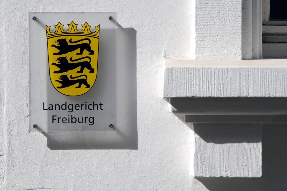 Am Landgericht Freiburg wird aktuell die mutmaßliche Gruppenvergewaltigung einer 18-Jährigen im Jahr 2018 verhandelt.