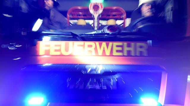 Feuerwehrmänner in einem Löschfahrzeug: In Hamburg ist es zu einem Feuer auf einer Baustelle gekommen. Feuerwehrmänner in einem Löschfahrzeug: In Hamburg ist es zu einem Feuer auf einer Baustelle gekommen.