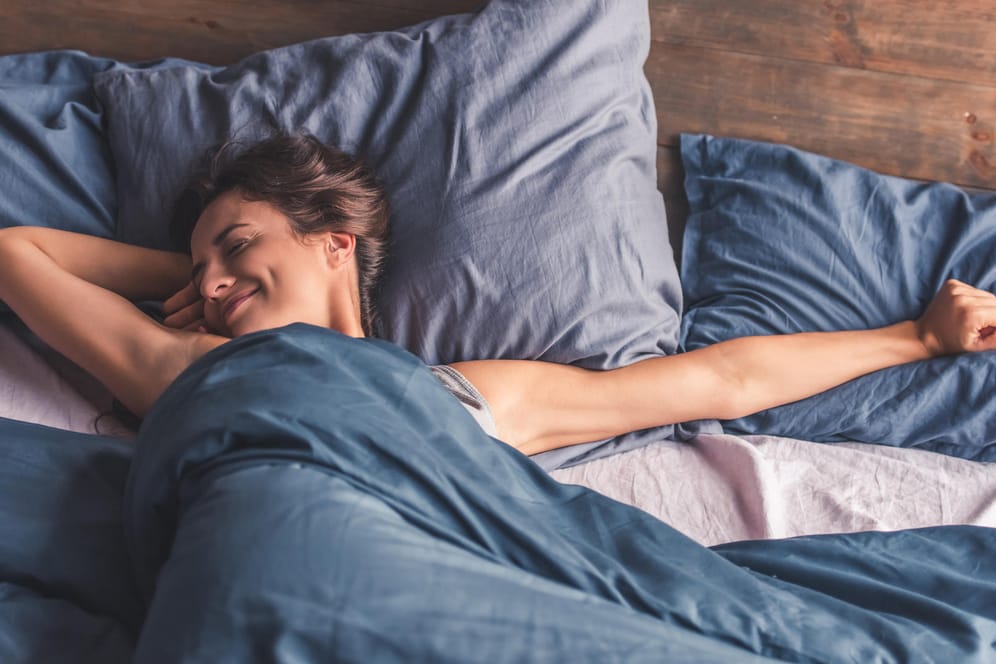 Mit der richtigen Bettwäsche kann man auch im Sommer gut schlafen.