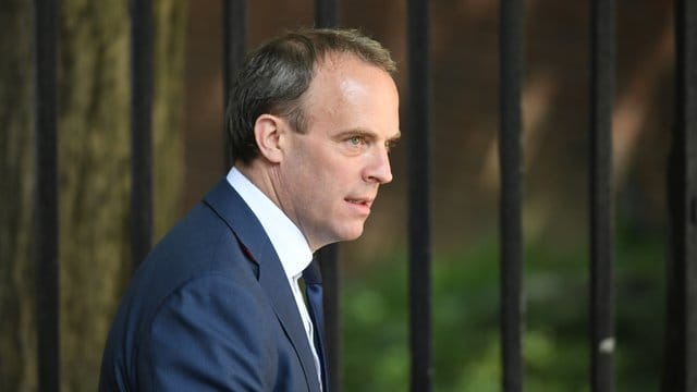 Der britische Außenminister Dominic Raab verurteilte die angeblichen Cyber-Attacken. Der britische Außenminister Dominic Raab verurteilte die angeblichen Cyber-Attacken.