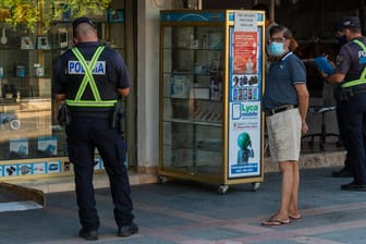 Polizisten statt Touristen: Beamte kontrollieren in Magaluf die Einhaltung der neuen Corona-Maßnahmen.