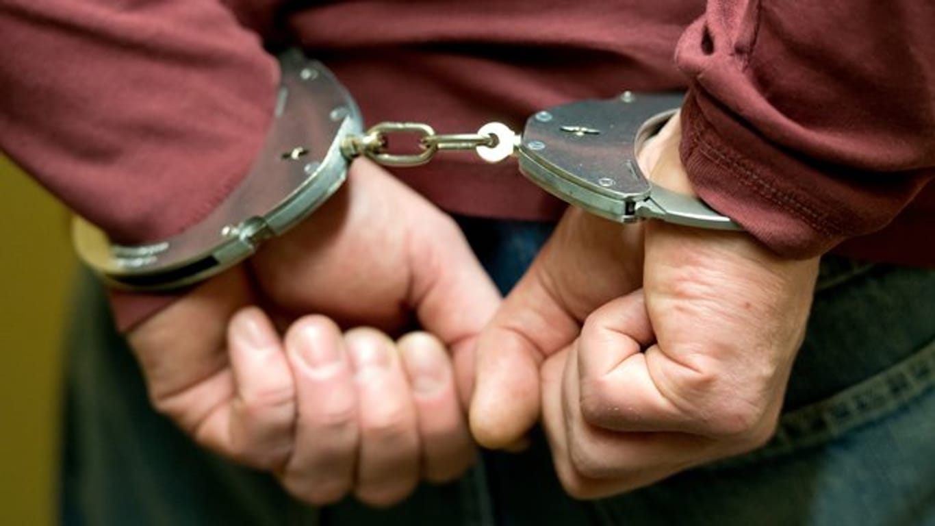 HandschellenHände in Handschellen (Symbolfoto): Bei Razzien im gesamten Bundesgebiet sind zwei Anführer einer Neonazi-Gruppe festgenommen worden.