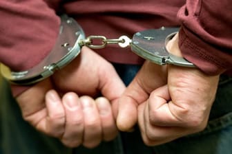 HandschellenHände in Handschellen (Symbolfoto): Bei Razzien im gesamten Bundesgebiet sind zwei Anführer einer Neonazi-Gruppe festgenommen worden.