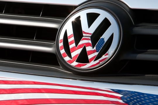 Die US-Flagge spiegelt sich im Logo eines Volkswagen-Fahrzeugs