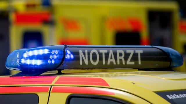 Ein Notarztwagen: Einem Mann wurde nach einem Sturz nur durch Zufall entdeckt.