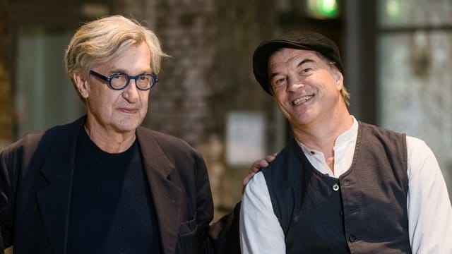 Die Filmregisseure Wim Wenders (l) und Andreas "Campino" Frege bei der Premiere des Films "Desperado" in Hamburg. Die Filmregisseure Wim Wenders (l) und Andreas "Campino" Frege bei der Premiere des Films "Desperado" in Hamburg.