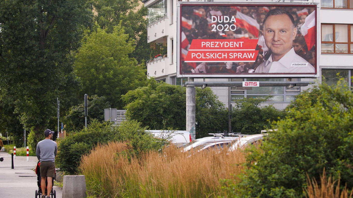 Ein Wahlkampfplakat von Andrzej Duda: Die polnische Opposition hat Beschwerde gegen das Wahlergebnis eingereicht.