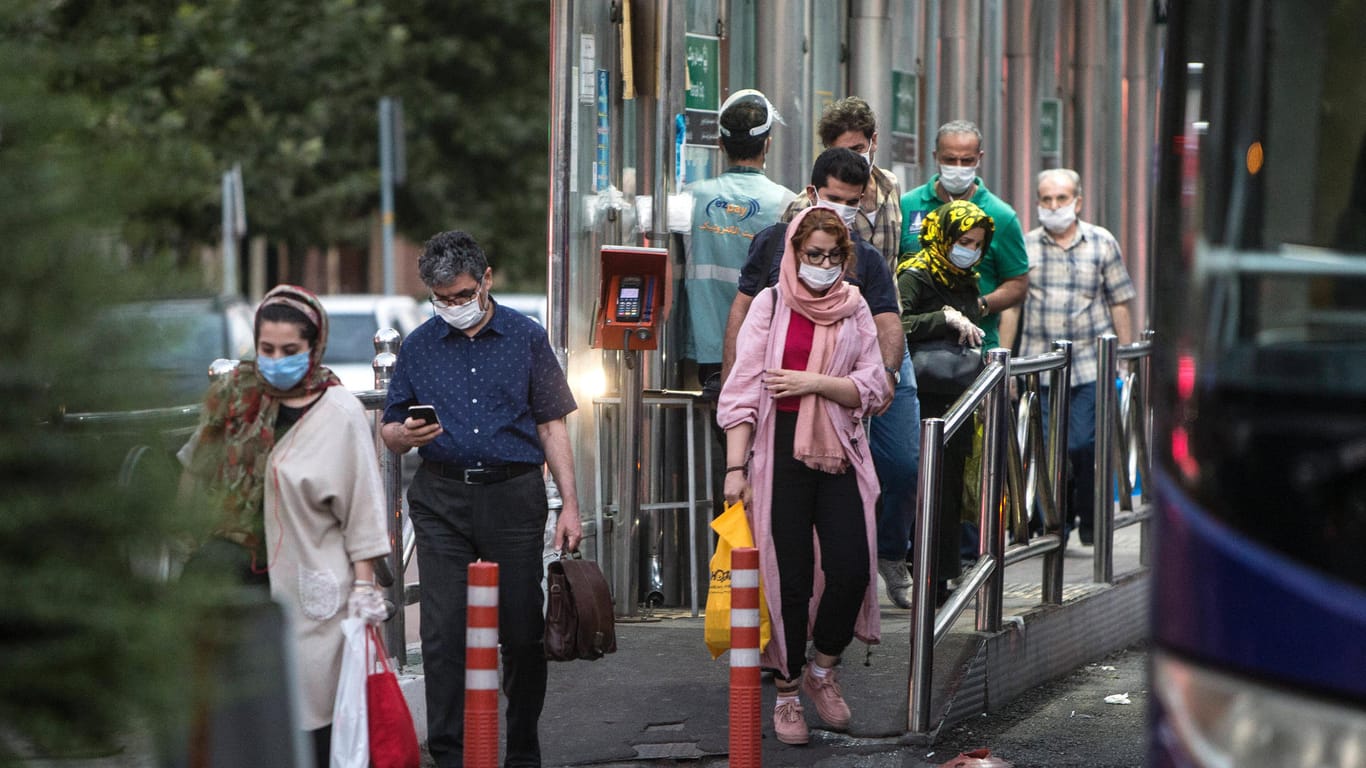 Menschen mit Masken in Teheran (Symbolbild): Viele leiden unter der schlechten Wirtschaftslage im Land.