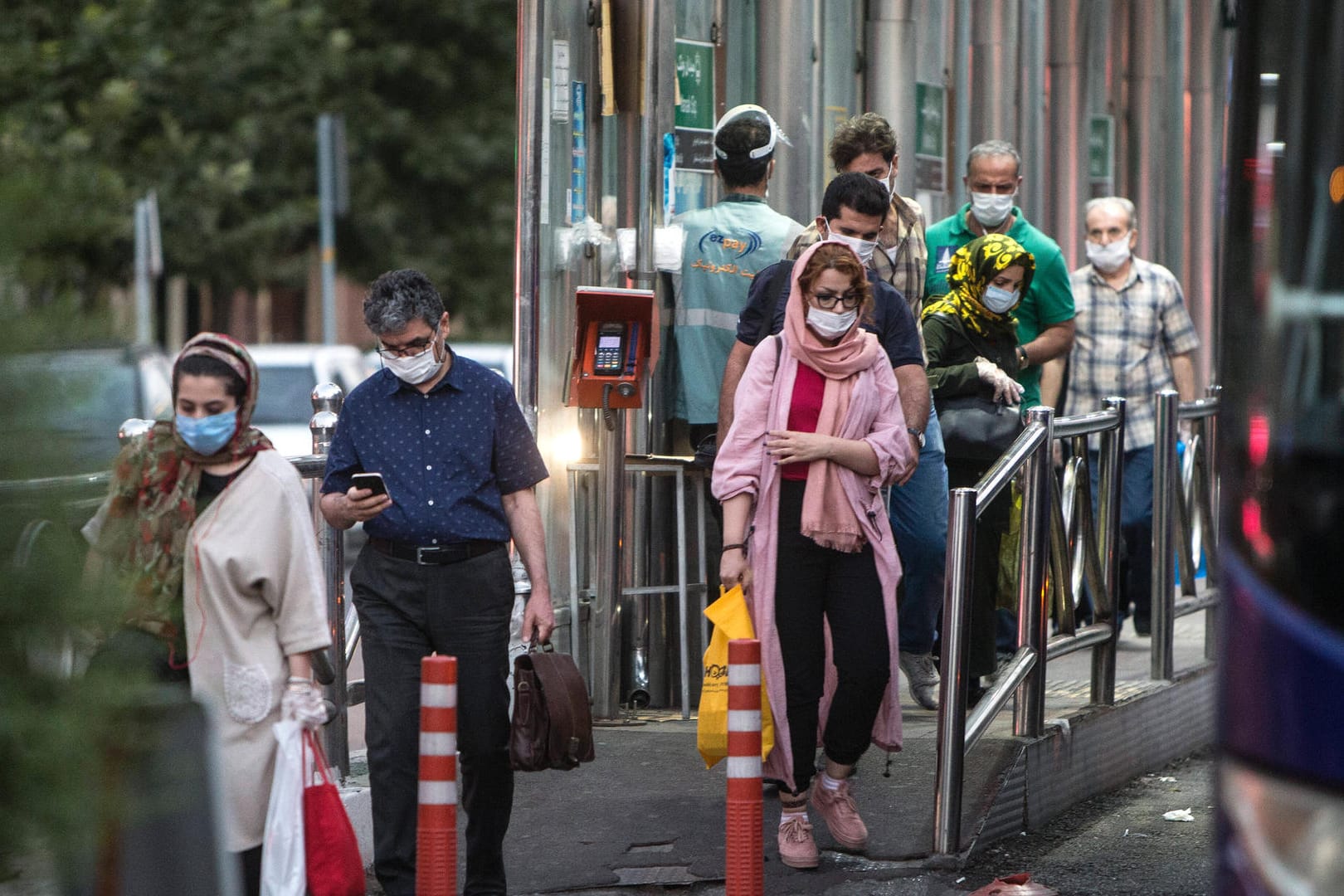 Menschen mit Masken in Teheran (Symbolbild): Viele leiden unter der schlechten Wirtschaftslage im Land.