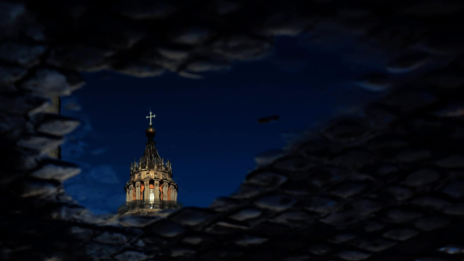 Ein Blick auf den Heiligen Stuhl (Symbolbild): Nun gibt es einen Leitfaden für den Umgang mit sexuellem Missbrauch in der katholischen Kirche.