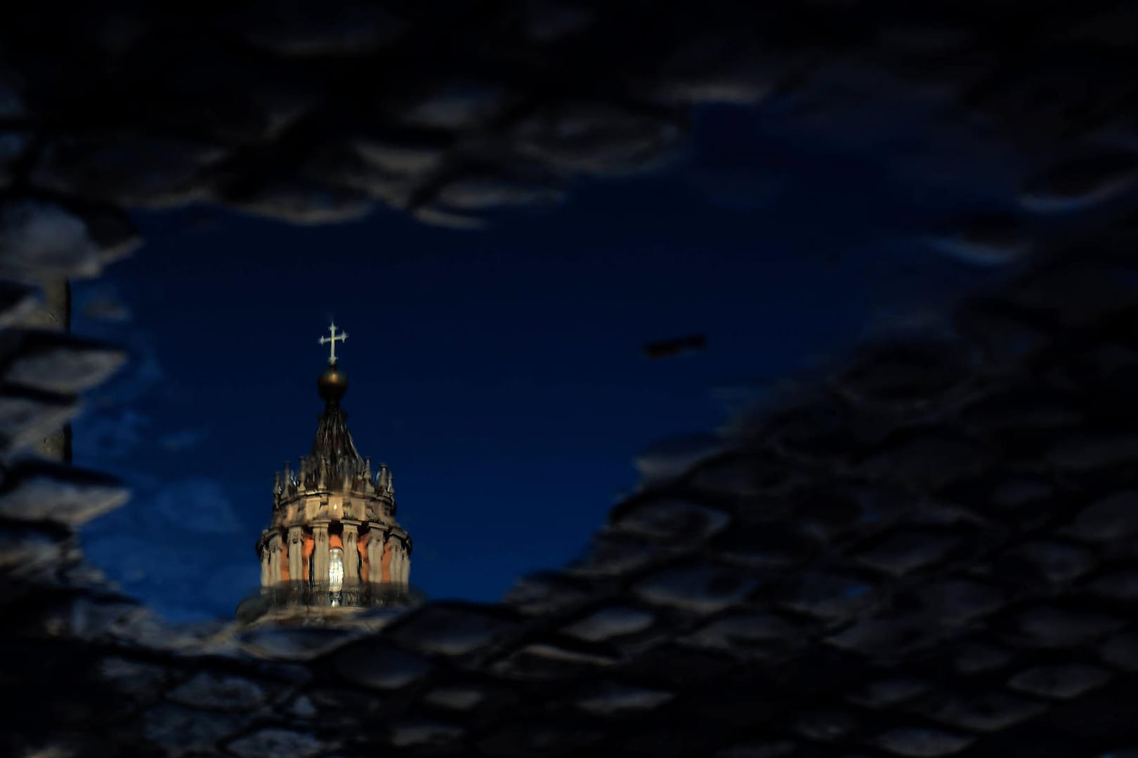 Ein Blick auf den Heiligen Stuhl (Symbolbild): Nun gibt es einen Leitfaden für den Umgang mit sexuellem Missbrauch in der katholischen Kirche.