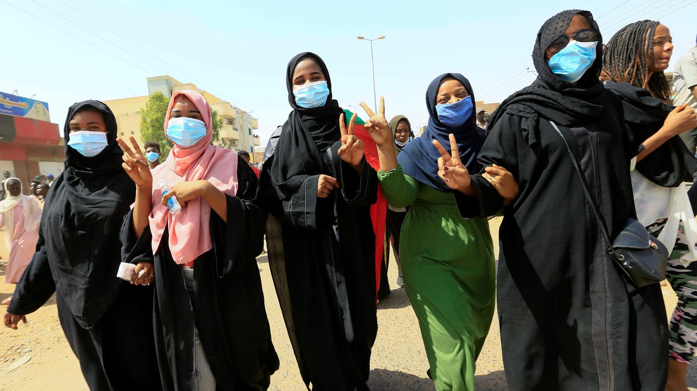 Sudanesinnen gehen am Jahrestag der Pro-Demokratie-Proteste Ende Juni auf die Straße.