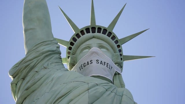 Eine Maske ziert eine nachgebildete Freiheitsstatue im "New York Hotel & Kasino".