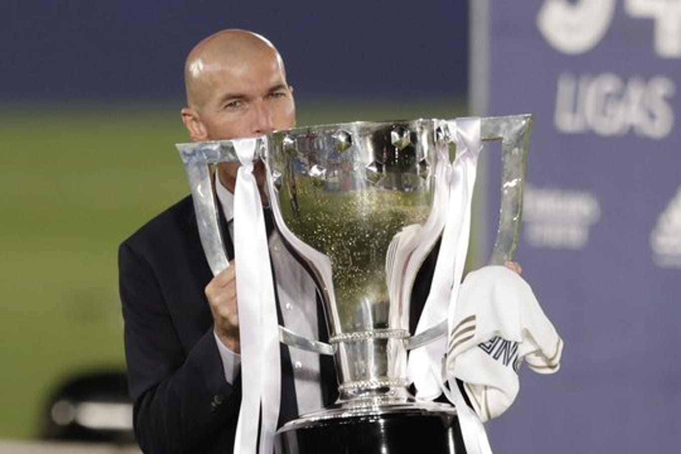 Real-Trainer Zinedine Zidane jubelt über den Gewinn der spanischen Meisterschaft.