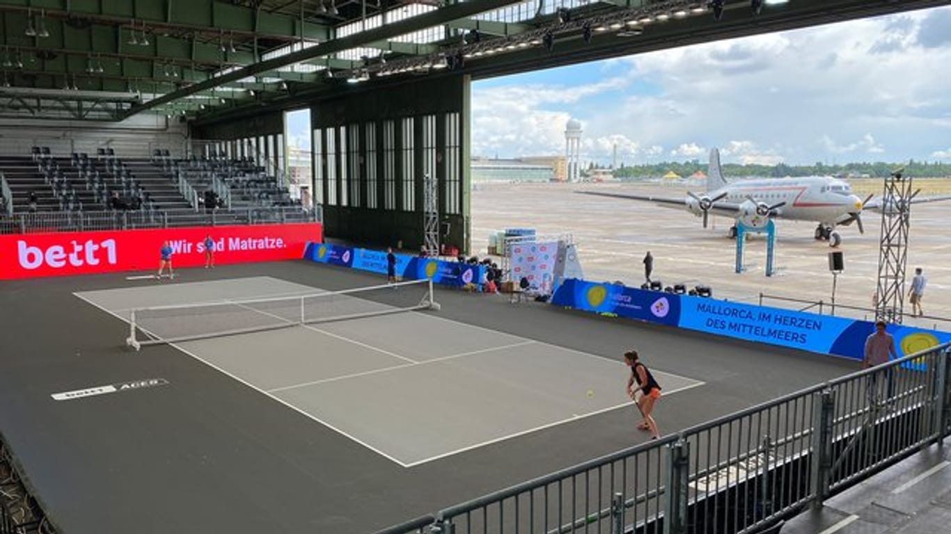 Das zweite Berliner-Tennisturnier findet im Hangar des ehemaligen Flughafens Tempelhof statt.