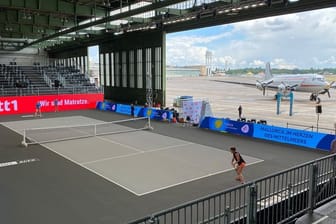 Das zweite Berliner-Tennisturnier findet im Hangar des ehemaligen Flughafens Tempelhof statt.