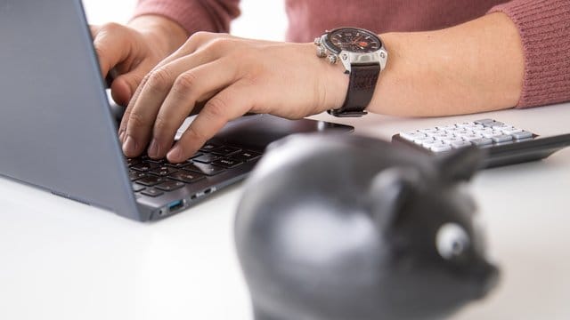 Im Internet gibt es viele vermeintlich attraktive Zinsangebote - manche sind allerdings alles andere als sicher. Im Internet gibt es viele vermeintlich attraktive Zinsangebote - manche sind allerdings alles andere als sicher.