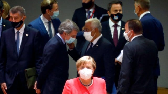 Bundeskanzlerin Angela Merkel trifft zu einem Rundtischgespräch beim EU-Gipfel in Brüssel ein. Bundeskanzlerin Angela Merkel trifft zu einem Rundtischgespräch beim EU-Gipfel in Brüssel ein.