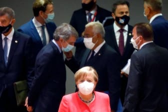 Bundeskanzlerin Angela Merkel trifft zu einem Rundtischgespräch beim EU-Gipfel in Brüssel ein.