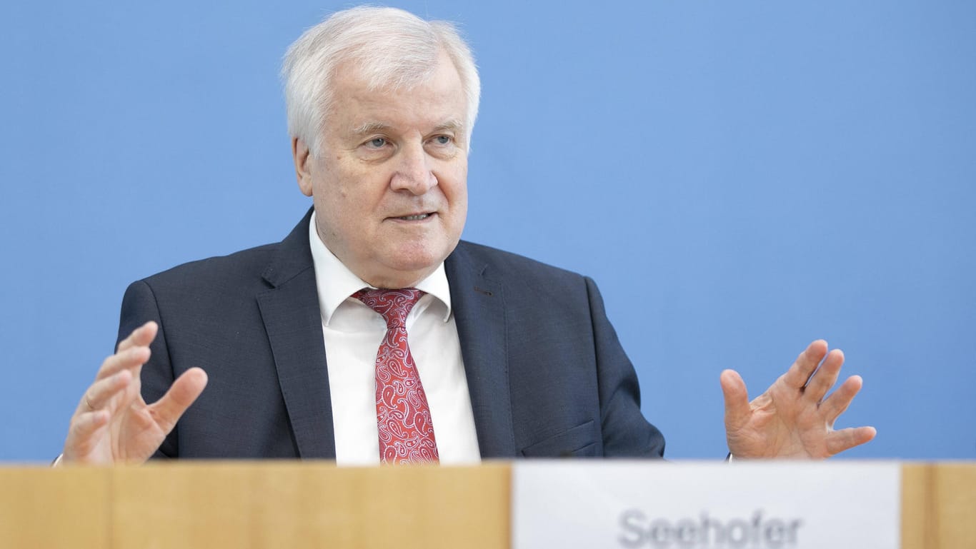 Innenminister Horst Seehofer: Die Drohmails muss er zur Chefsache machen.