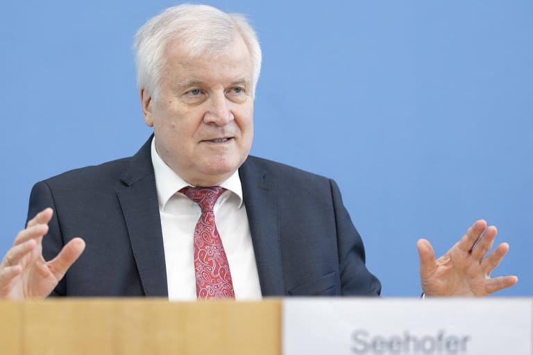 Innenminister Horst Seehofer: Die Drohmails muss er zur Chefsache machen.