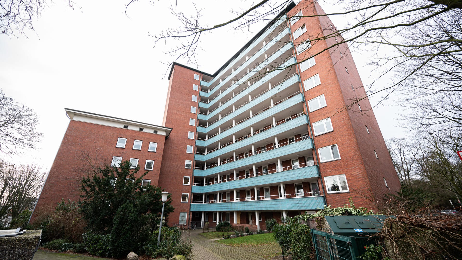 Die Außenansicht zeigt ein Wohngebäude, in dem die Polizei bei einer Wohnungsdurchsuchung eine Leiche gefunden hat: Ein Mann muss sich nun in Hamburg dafür verantworten. Die Außenansicht zeigt ein Wohngebäude, in dem die Polizei bei einer Wohnungsdurchsuchung eine Leiche gefunden hat: Ein Mann muss sich nun in Hamburg dafür verantworten.
