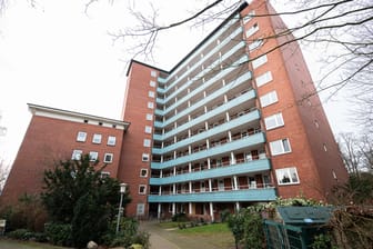 Die Außenansicht zeigt ein Wohngebäude, in dem die Polizei bei einer Wohnungsdurchsuchung eine Leiche gefunden hat: Ein Mann muss sich nun in Hamburg dafür verantworten.