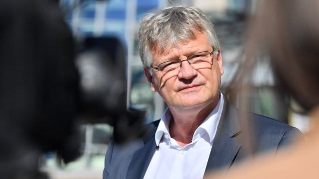Der Bundessprecher der AfD Jörg Meuthen vor Beginn einer AfD-Bundesvorstandssitzung. Der Bundessprecher der AfD Jörg Meuthen vor Beginn einer AfD-Bundesvorstandssitzung.