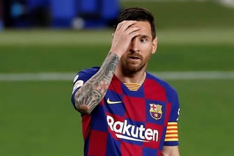 Lionel Messi: Der sechsfache Weltfußballer konnte sich die schwache Leistung Barcelonas gegen Osasuna nicht mehr ansehen.