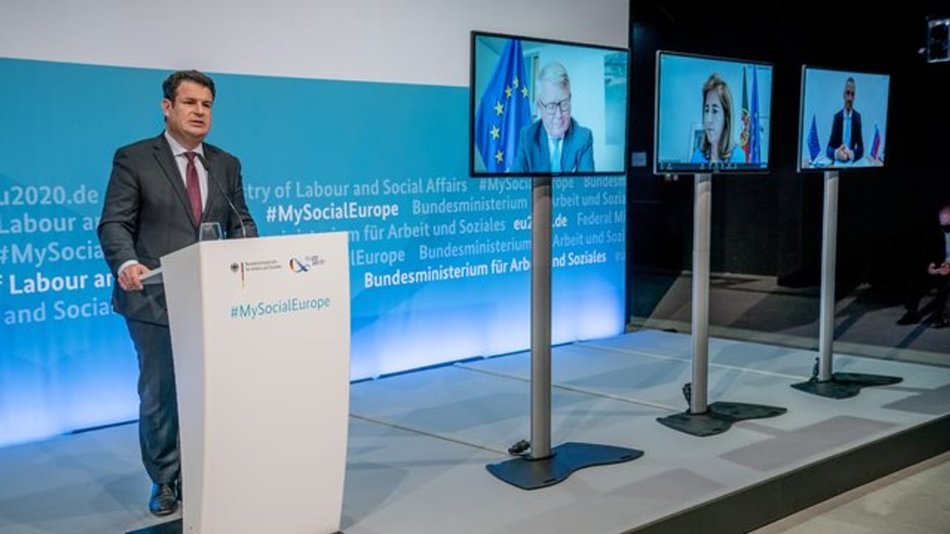 Bundesminister Hubertus Heil (SPD, l) spricht bei einer Pressekonferenz nach der Informellen Videokonferenz der EU-Arbeits- und -Sozialminister.