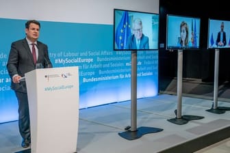 Bundesminister Hubertus Heil (SPD, l) spricht bei einer Pressekonferenz nach der Informellen Videokonferenz der EU-Arbeits- und -Sozialminister.