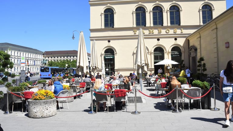Ein besuchtes Münchner Restaurant in der Corona-Krise: Vor Ort müssen sich Besucher in eine Gästeliste eintragen.