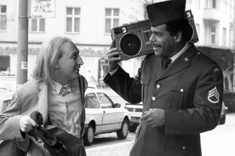 Otto Waalkes (l) und Günther Kaufmann als US-Soldat in einer Szene des Films "Otto - Der Film" (1985).