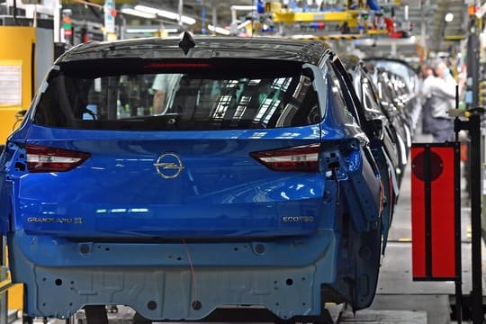 Autowerk von Opel: Im Vergleich unter Marken mit mindestens zwei Prozent Marktanteil schneidet der Hersteller im ersten Halbjahr 2020 am besten ab.