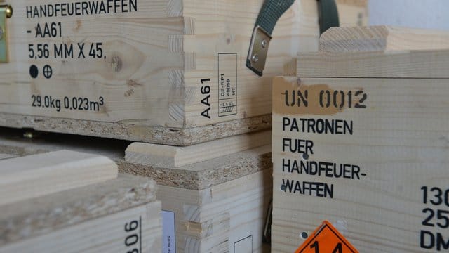 Kisten mit Patronen für Handfeuerwaffen.