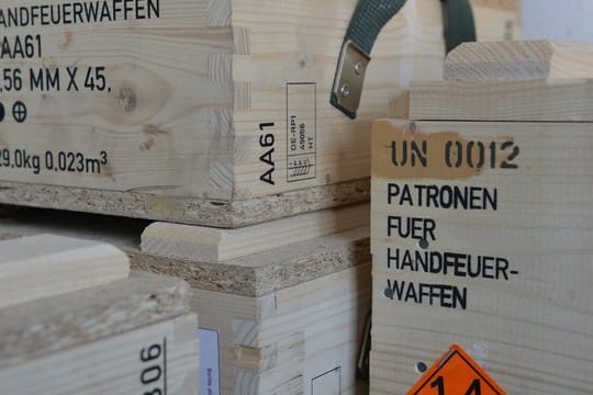 Kisten mit Patronen für Handfeuerwaffen.