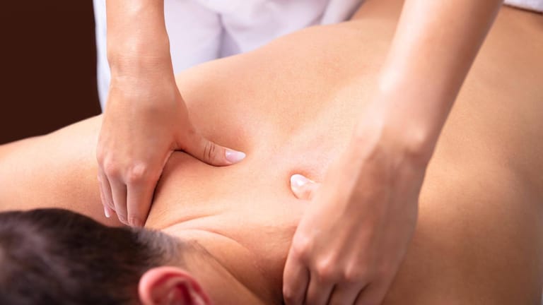 Eine Frau massiert den Rücken eines Mannes (Symbolbild): Erotische Massagen sind in Rheinland-Pfalz weiterhin nicht erlaubt.