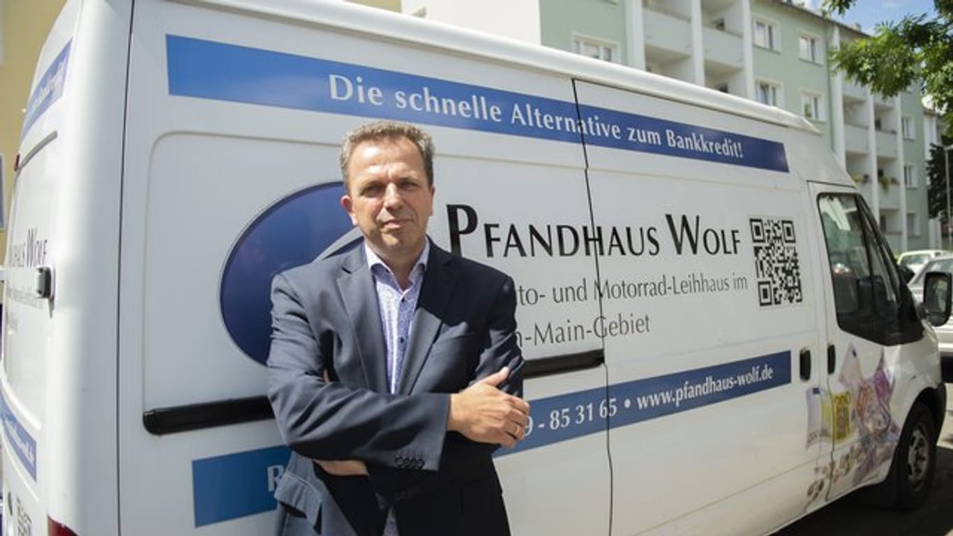 Bernd Wolf, Pfandleiher und Gebrauchtwagenhändler, bietet eine schnelle Alternative zum Bankkredit.