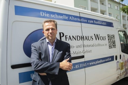 Bernd Wolf, Pfandleiher und Gebrauchtwagenhändler, bietet eine schnelle Alternative zum Bankkredit.
