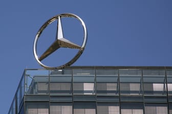 Mercedes-Stern auf einem Daimler-Gebäude (Symbolbild): Der Konzern muss kräftig sparen.