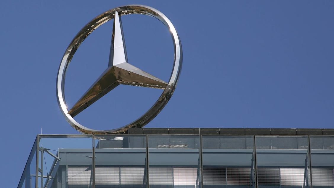 Mercedes-Stern auf einem Daimler-Gebäude (Symbolbild): Der Konzern muss kräftig sparen.