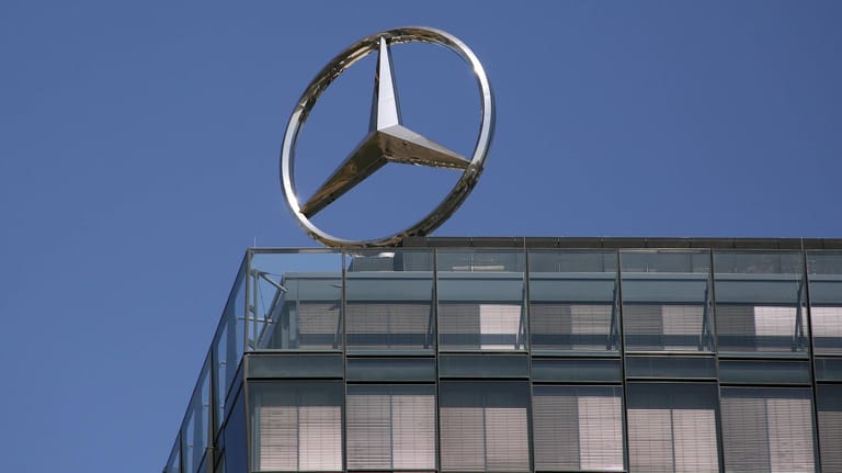 Mercedes-Stern auf einem Daimler-Gebäude (Symbolbild): Der Konzern muss kräftig sparen.